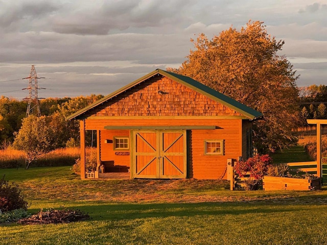 view of barn featuring a lawn