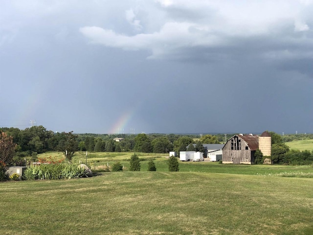 view of yard featuring a rural view