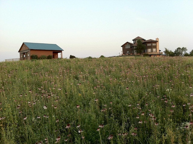 view of yard featuring a rural view