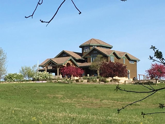 view of front facade with a front lawn