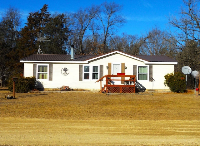 view of front of property featuring a front yard