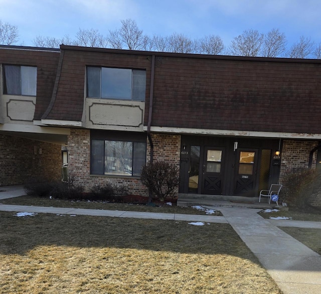 view of front of home with a front lawn