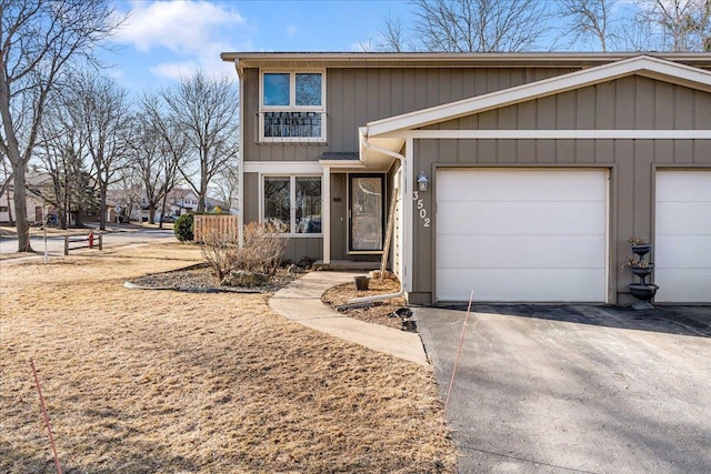 view of front facade featuring a garage and driveway