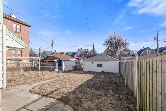 view of yard featuring an outbuilding