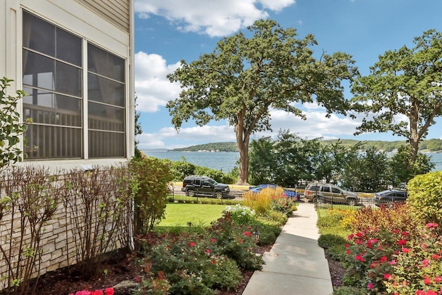 view of yard featuring a water view