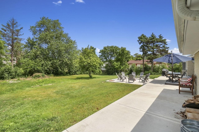 view of yard with a patio area