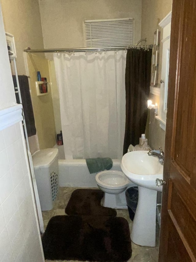 bathroom featuring shower / tub combo with curtain and toilet