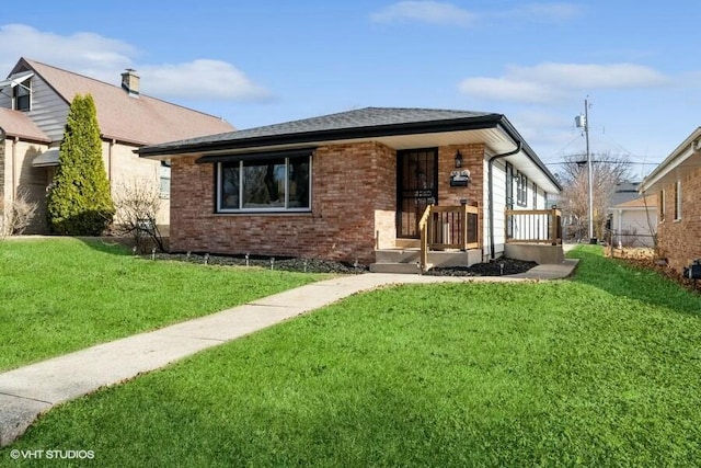 view of front facade featuring a front yard