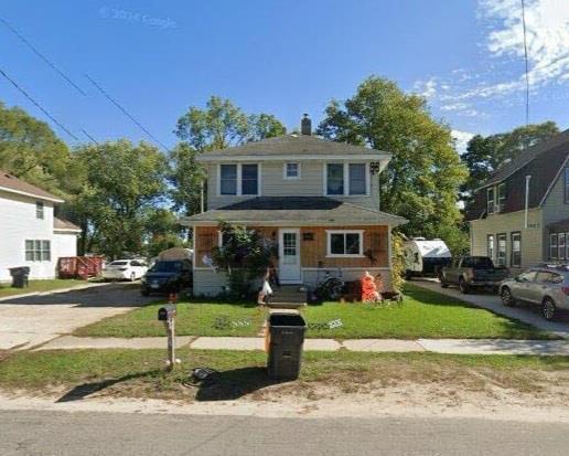 view of front of property with a front lawn