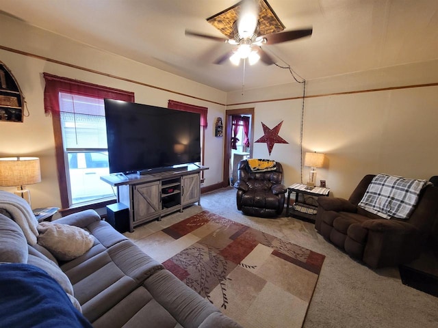 carpeted living room featuring ceiling fan