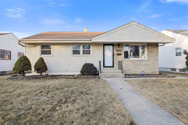 view of front of home featuring a front lawn