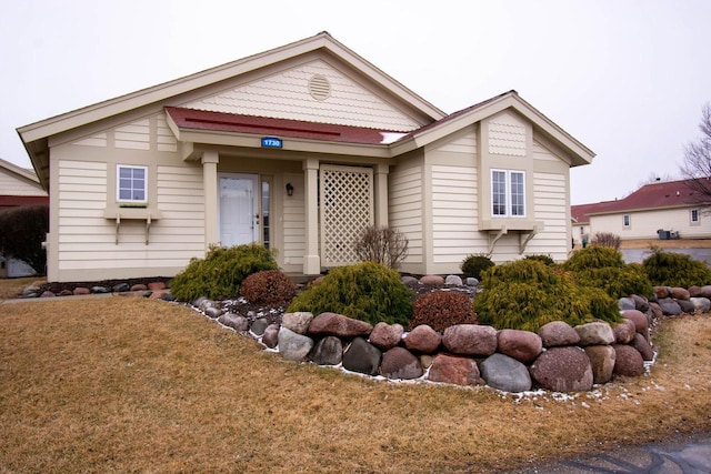 view of front of property with a front yard