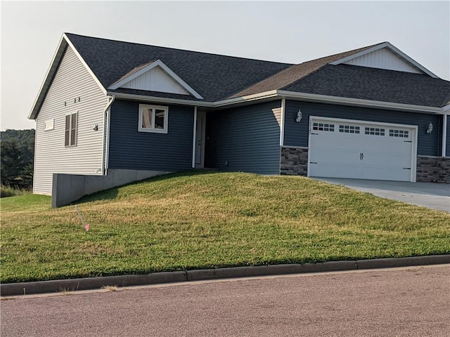 view of front facade featuring a garage and a front yard