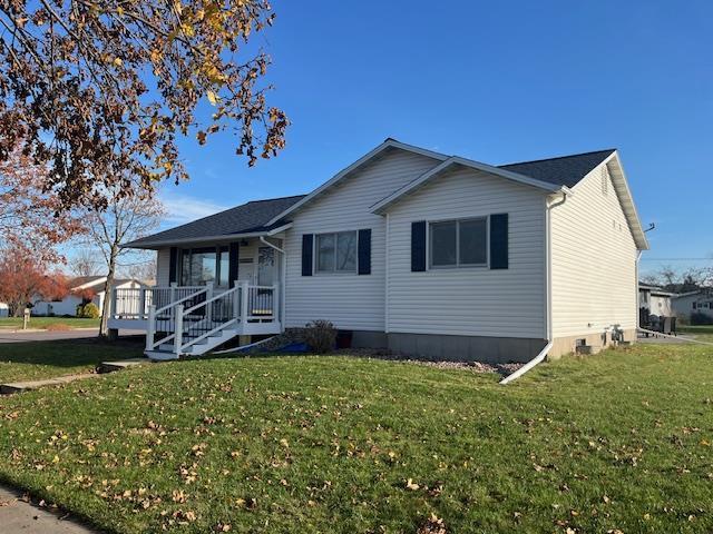 view of front facade featuring a front lawn and a porch