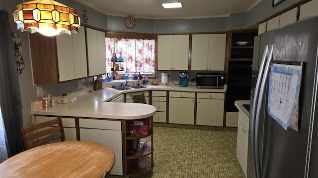 kitchen featuring appliances with stainless steel finishes, sink, and kitchen peninsula