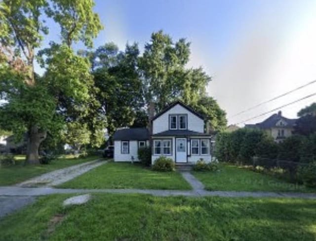 view of front of home with a front lawn