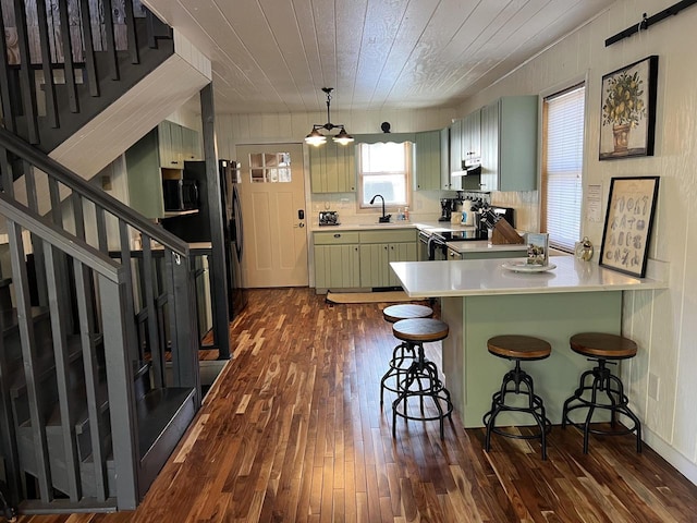 kitchen featuring green cabinetry, wooden ceiling, range with electric stovetop, dark hardwood / wood-style flooring, and kitchen peninsula