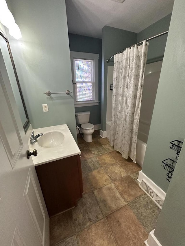 full bathroom featuring vanity, shower / tub combo with curtain, and toilet