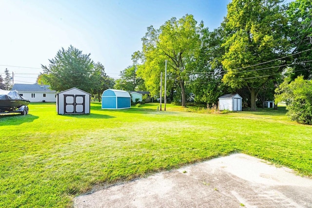 view of yard featuring a storage unit