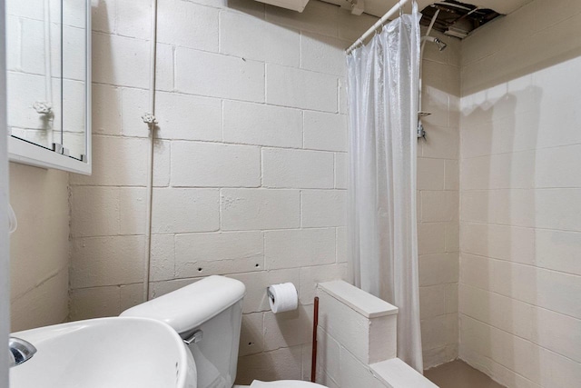 bathroom with curtained shower and toilet