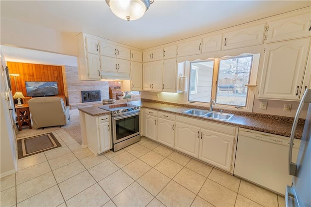 kitchen with sink, kitchen peninsula, white cabinets, and appliances with stainless steel finishes