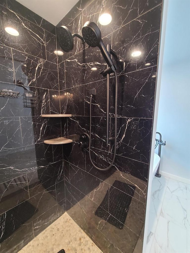 bathroom featuring tiled shower