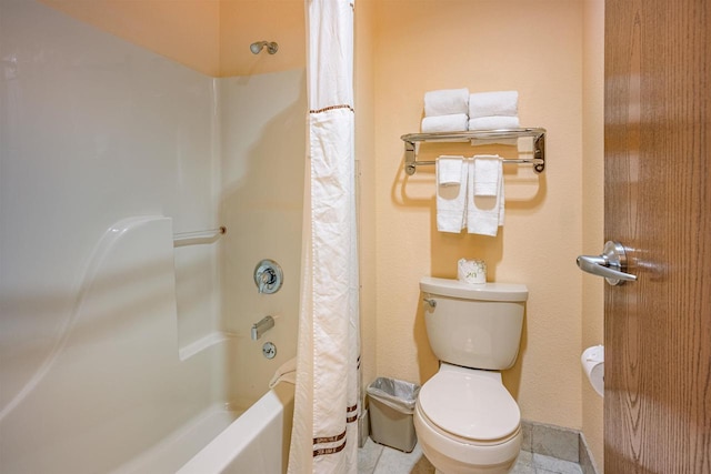 bathroom featuring shower / tub combo with curtain and toilet