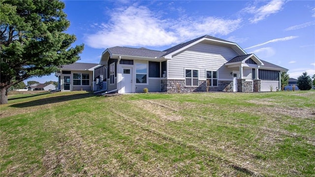 view of front of home featuring a front lawn