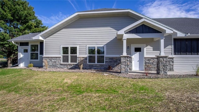 view of front of property with a front lawn