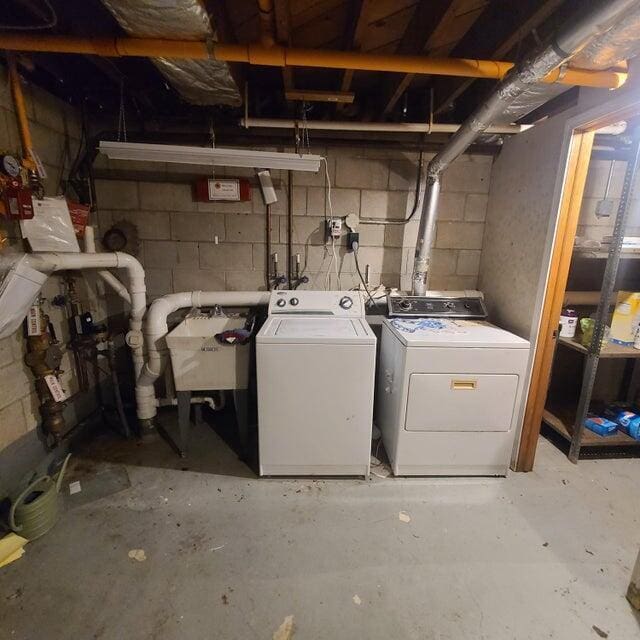 washroom with sink and washer and clothes dryer