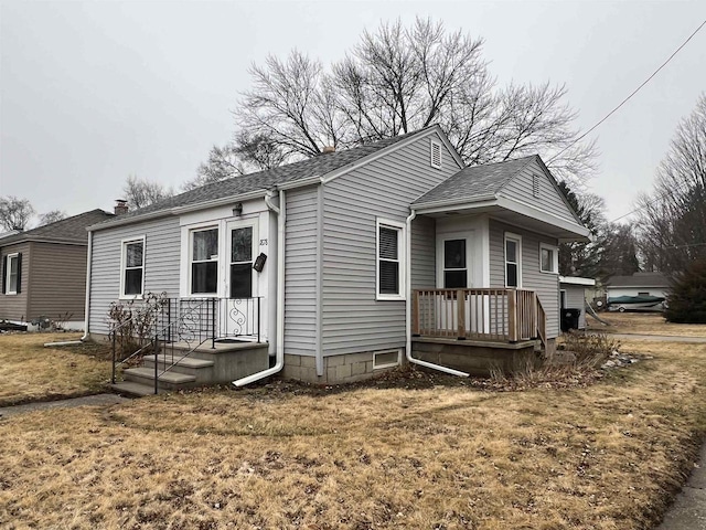 view of front of house featuring a front lawn