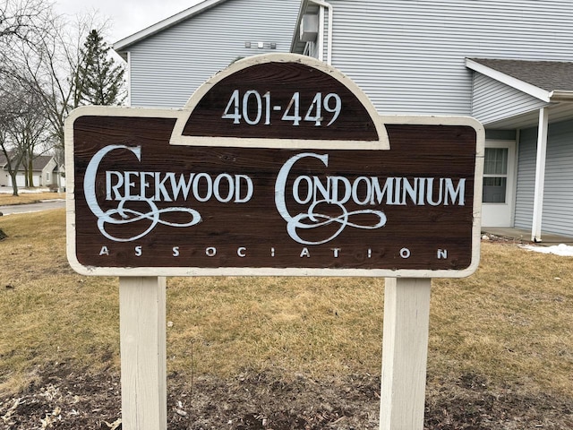 community / neighborhood sign featuring a yard