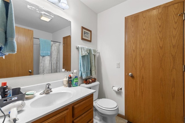 bathroom with vanity, curtained shower, and toilet