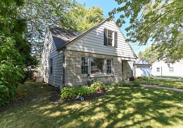 view of front of property featuring a front lawn