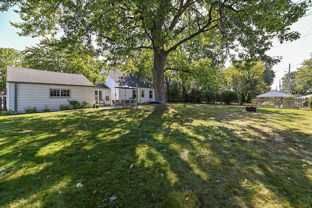 view of yard featuring a fire pit