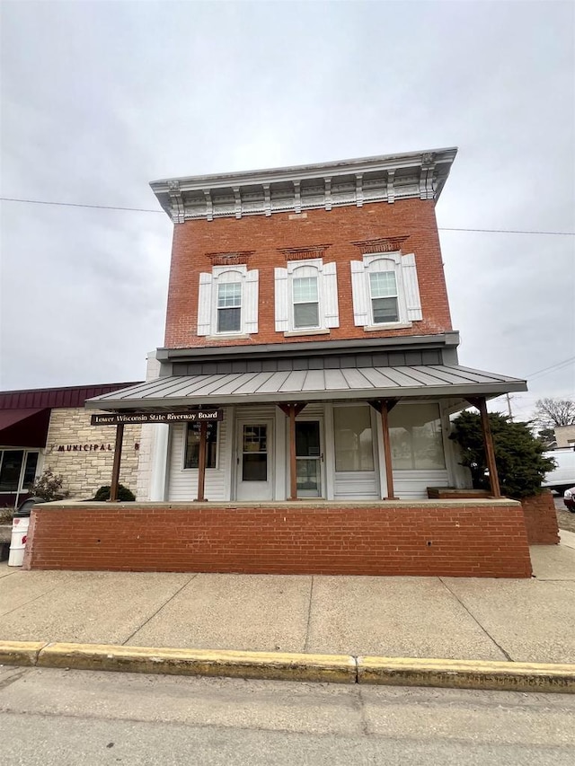 202 N Wisconsin Ave, Muscoda, WI 53573 - view of italianate home