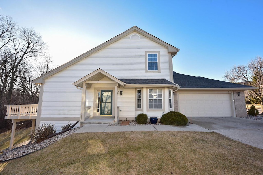 view of front property featuring a garage and a front lawn