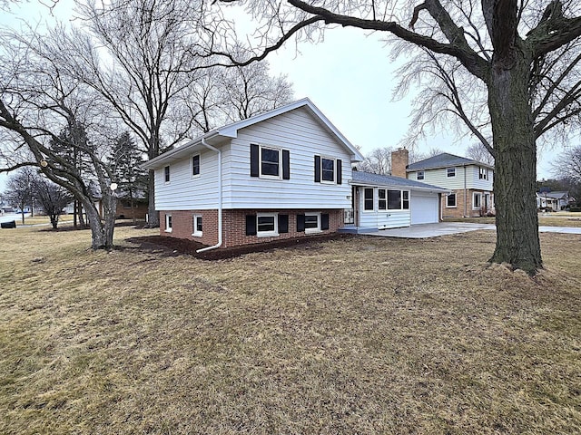 tri-level home with a front lawn