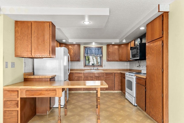 kitchen with white electric stove, sink, backsplash, kitchen peninsula, and a textured ceiling