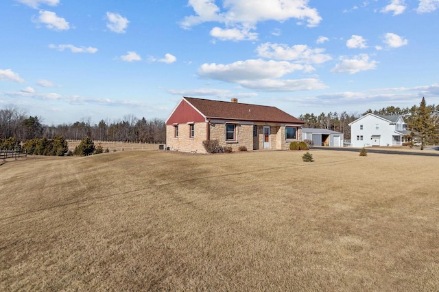 view of front of property featuring a front yard