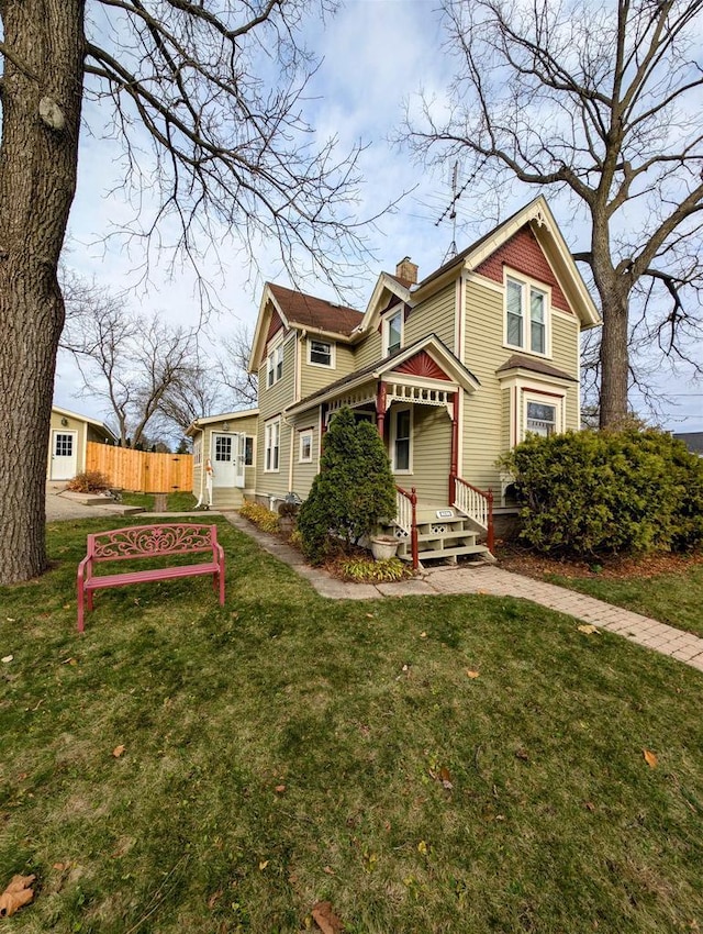 view of front facade featuring a front yard