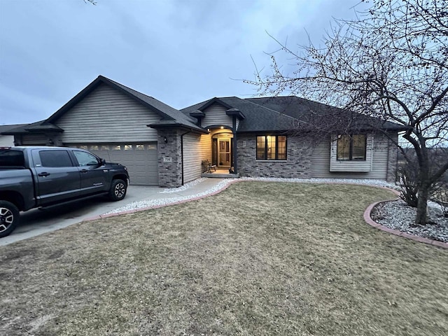 view of front of house featuring a garage and a front yard