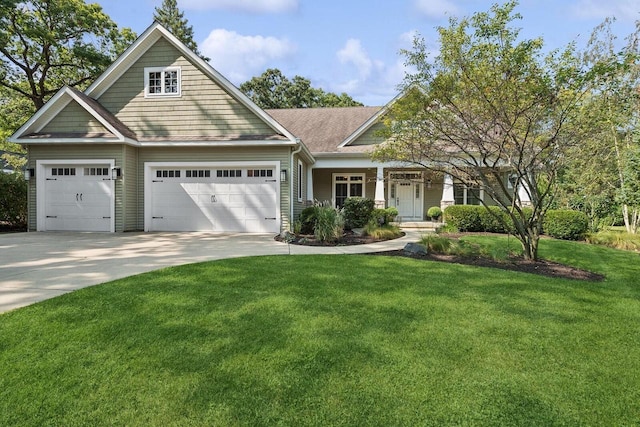 view of front of property featuring a front lawn