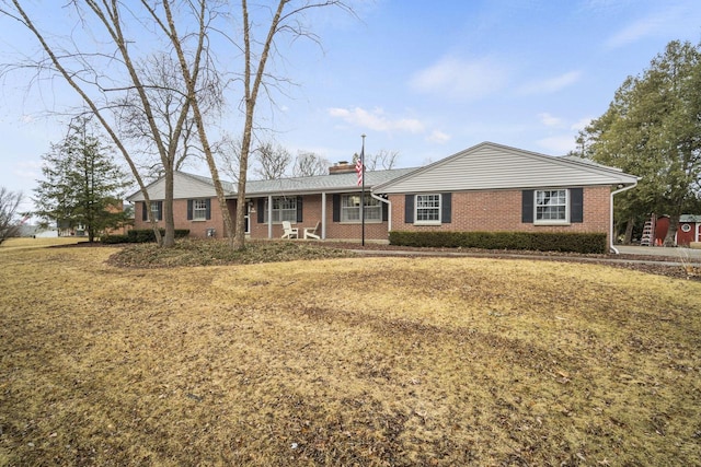 ranch-style house featuring a front yard