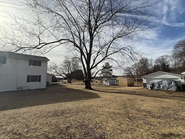 view of yard with a shed