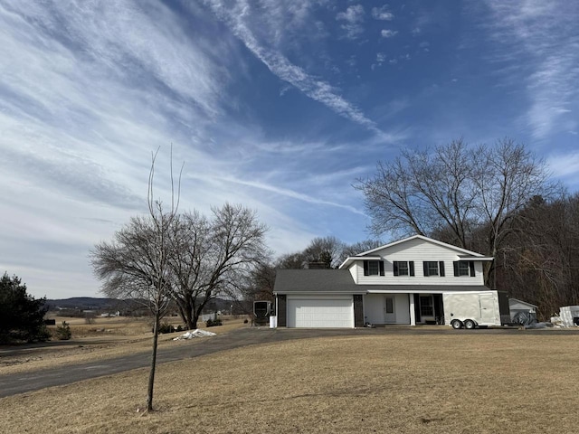 view of front facade featuring a garage and a front yard