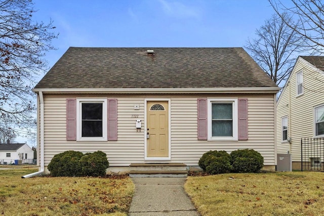 view of front of house with a front lawn