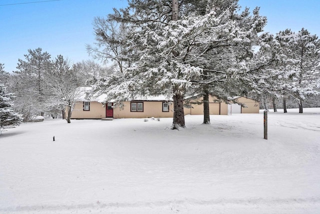 view of yard layered in snow