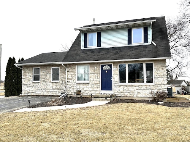 view of front facade with a front lawn