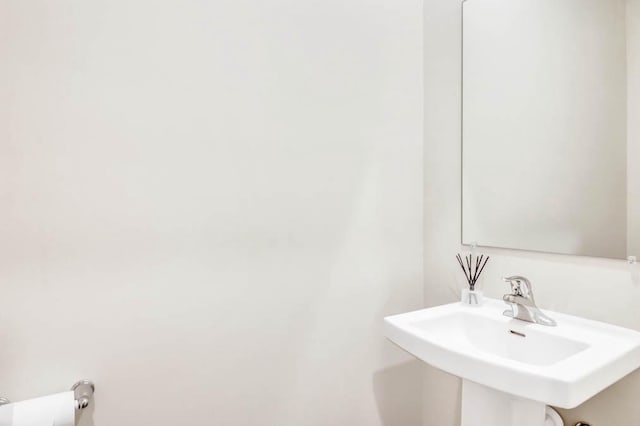 bathroom featuring sink